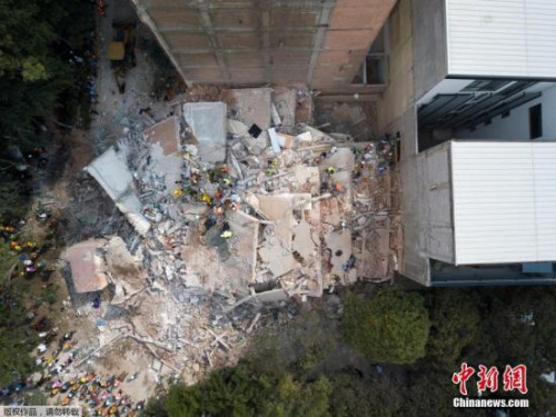 當?shù)貢r間9月19日，墨西哥中部莫雷洛斯州發(fā)生7.1級地震，目前已導致數(shù)百人遇難。圖為空中俯瞰因地震倒塌的建筑。