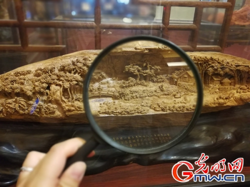 中國木雕藝術大師鄭春輝的微雕作品 光明網記者 劉洋攝 中國木雕藝術大師鄭春輝的微雕作品 光明網記者 劉洋攝