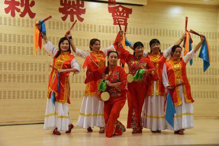 西班牙華人在中秋聯(lián)誼會(huì)上表演腰鼓舞。圖片來源：西班牙《歐華報(bào)》