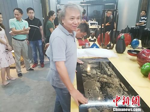 阮界望講解福州脫胎漆器髹飾技藝。上官云 攝