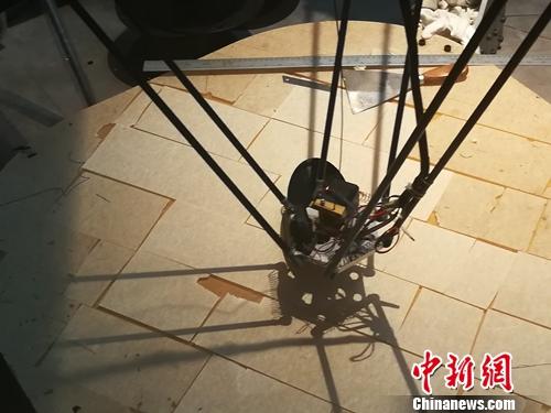 3D打印技術正在一層層“織”出漆器制作所需要的“模型”。上官云 攝