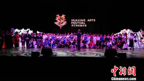 悉尼華星藝術(shù)團(tuán)團(tuán)長(zhǎng)余俊武指導(dǎo)演員排練。　陶社蘭 攝
