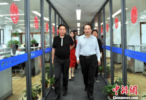圖為：譚天星調(diào)研<a target='_blank' >中新社</a>浙江分社?！±畛宽?攝