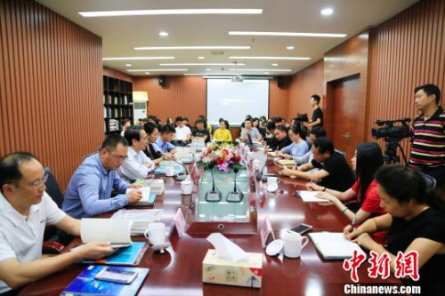 圖為：譚天星調(diào)研<a target='_blank' >中新社</a>浙江分社。　王遠(yuǎn) 攝