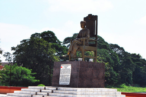 緬甸國(guó)父昂山將軍雕像。