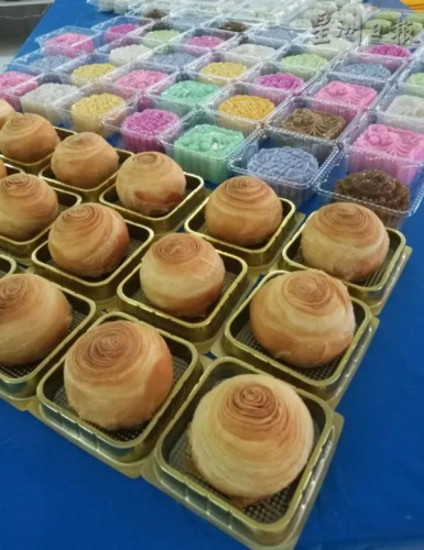 潮州月餅和燕菜月餅市場(chǎng)反應(yīng)佳。（馬來(lái)西亞《星洲日?qǐng)?bào)》）