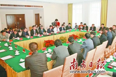 2010年1月29日，列席省政協(xié)十屆三次會(huì)議海外僑胞分組討論。資料圖片