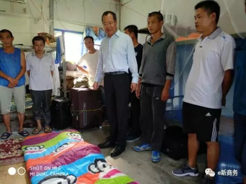 駐安巴大使王憲民剛下飛機(jī)立刻前往慰問撤離中企員工。(商務(wù)部團(tuán)委e新商務(wù)微信公眾號(hào)圖片)