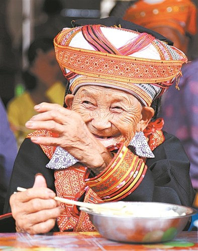 穿上節(jié)日的盛裝，長(zhǎng)壽老人的幸福溢于言表。 黃勝林/攝