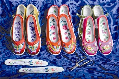 合村繡花鞋。黃強(qiáng) 攝