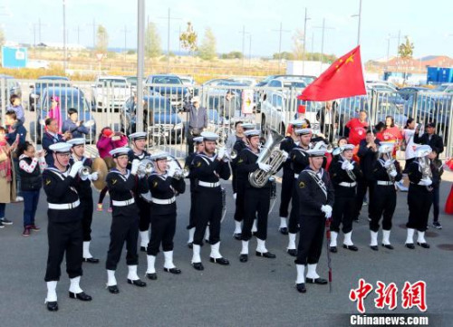 當?shù)貢r間9月25日，中國海軍第二十六批護航編隊訪問丹麥。圖為丹方軍樂隊到碼頭奏樂歡迎編隊到訪?！×纸　z
