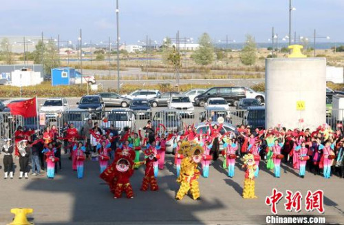 當?shù)貢r間9月25日，中國海軍第二十六批護航編隊訪問丹麥。圖為當?shù)厝A人華僑團體表演舞獅和腰鼓歡迎編隊到訪?！×纸　z