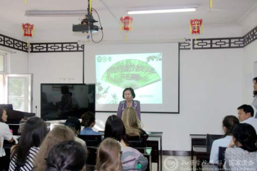 庫塔耶娃·玉米提致辭。（國家漢辦網(wǎng)站圖片）