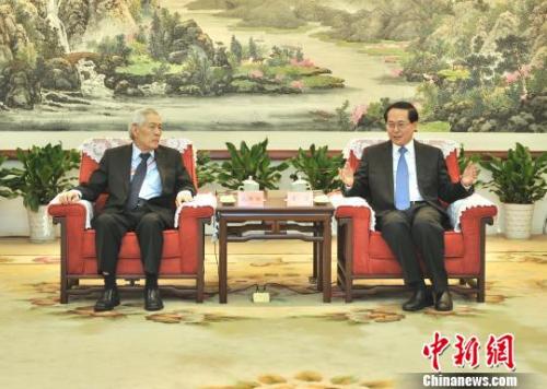 浙江省委書記車俊會見中國海外交流協(xié)會海外理事浙江行的部分代表。　李晨韻 攝