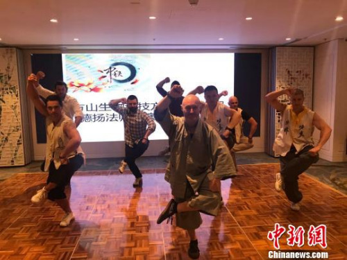 “洋弟子”表演中國(guó)功夫。　一諾 攝