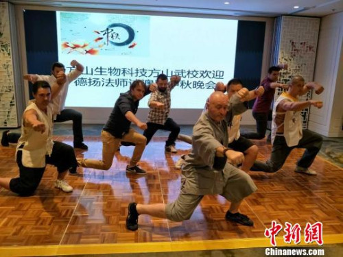 “洋弟子”表演中國(guó)功夫?！∫恢Z 攝