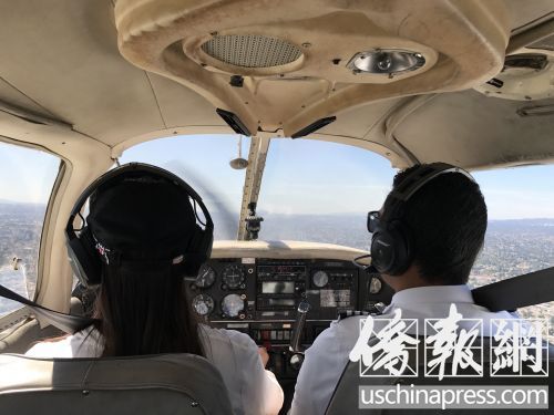 胡女士在飛機(jī)開動(dòng)前進(jìn)行例行檢查。(美國(guó)《僑報(bào)》章寧/攝)