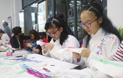 上海市長青學(xué)校學(xué)生在展示刺繡技藝。 陸嘉輝 攝
