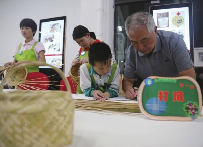 上海市崇明明珠小學(xué)學(xué)生在展示竹編技藝。陸嘉輝 攝