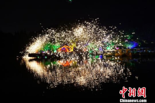 “火龍鋼花”是中國首批非物質(zhì)文化遺產(chǎn)的杰出代表?！O權(quán) 攝