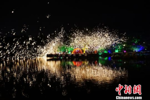 “火龍鋼花”是集造型、表演、激越火爆于一身的民間傳統(tǒng)藝術(shù)?！O權(quán) 攝