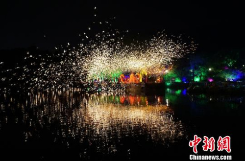圖為“火龍鋼花”表演現(xiàn)場。　孫權(quán) 攝