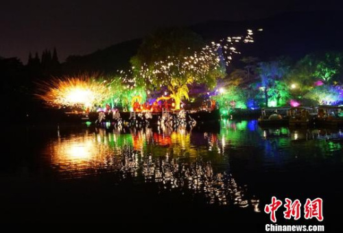 遠遠看去，鋼花灑向天空映襯湖水，如同一只展翅的蝴蝶一般，美麗不可方物?！O權(quán) 攝