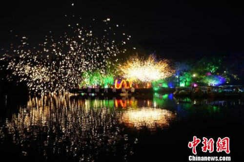 “火”是“火龍鋼花”的主要特色，配合著湖水的映襯，美不勝收。　孫權(quán) 攝