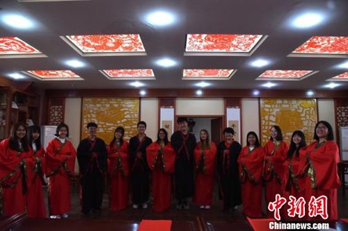 圖為外國留學生在河北感受中秋節(jié)氣息?！±钛?攝