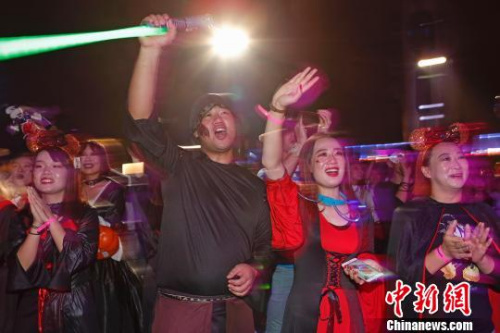  游客們裝扮成自己喜愛(ài)的角色在上海迪士尼樂(lè)園內(nèi)狂歡。　殷立勤 攝