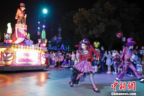 上海迪士尼樂(lè)園夜間巡游?！∫罅⑶?攝
