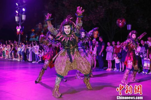 上海迪士尼樂(lè)園特別呈現(xiàn)夜間巡游?！∫罅⑶?攝