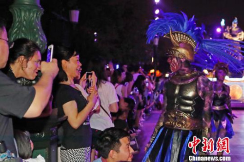 上海迪士尼樂(lè)園特別呈現(xiàn)夜間巡游?！∫罅⑶?攝