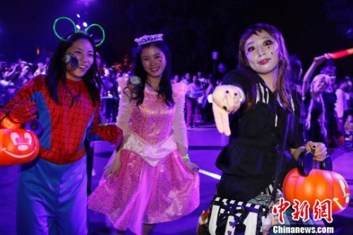 上海迪士尼樂(lè)園特別呈現(xiàn)夜間巡游。　殷立勤 攝