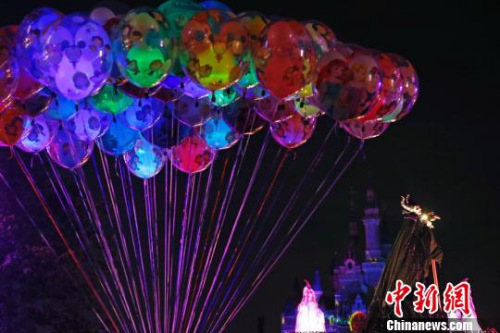 上海迪士尼樂(lè)園特別呈現(xiàn)夜間巡游?！∫罅⑶?攝