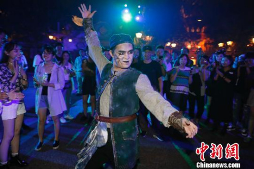 上海迪士尼樂(lè)園寶藏灣的“幽靈海盜們”隨時(shí)出現(xiàn)在游客的身邊。　殷立勤 攝