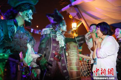 上海迪士尼樂(lè)園寶藏灣的“幽靈海盜們”隨時(shí)出現(xiàn)在游客的身邊?！∫罅⑶?攝