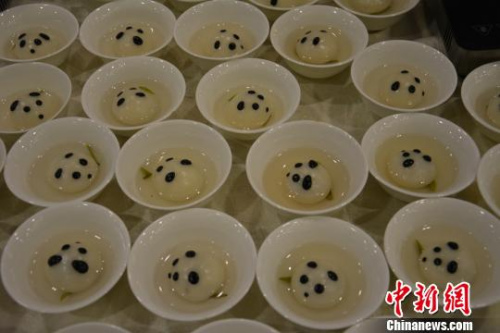 圖為熊貓湯圓?！≈軋A韻 攝
