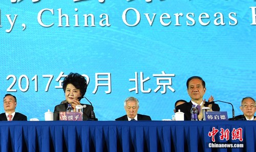 全國(guó)政協(xié)副主席韓啟德當(dāng)選中國(guó)海外交流協(xié)會(huì)第六屆理事會(huì)會(huì)長(zhǎng)，國(guó)務(wù)院僑務(wù)辦公室主任裘援平當(dāng)選常務(wù)副會(huì)長(zhǎng)，許又聲、譚天星、郭軍、江巖當(dāng)選副會(huì)長(zhǎng)，譚天星兼任秘書(shū)長(zhǎng)。<a target='_blank' >中新社</a>記者 張勤 攝