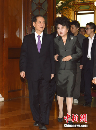 全國(guó)政協(xié)副主席韓啟德當(dāng)選中國(guó)海外交流協(xié)會(huì)第六屆理事會(huì)會(huì)長(zhǎng)，國(guó)務(wù)院僑務(wù)辦公室主任裘援平當(dāng)選常務(wù)副會(huì)長(zhǎng)，許又聲、譚天星、郭軍、江巖當(dāng)選副會(huì)長(zhǎng)，譚天星兼任秘書(shū)長(zhǎng)。<a target='_blank' >中新社</a>記者 張勤 攝