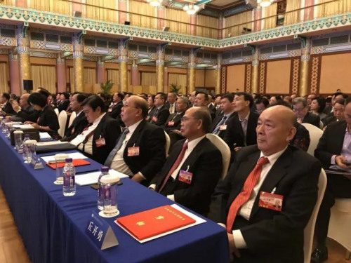 參會代表認真聆聽報告。