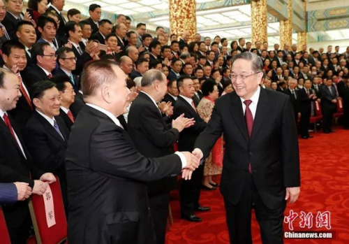 中共中央政治局常委、全國政協(xié)主席俞正聲會見全體代表。