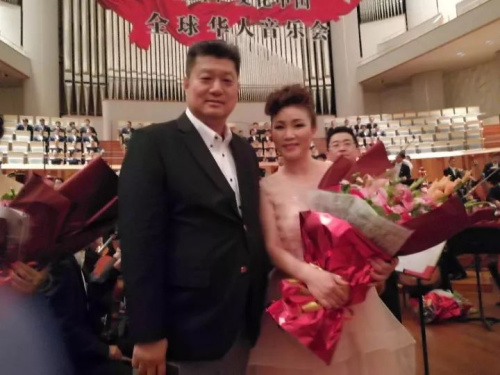 僑胞觀眾與音樂家合影?，F(xiàn)場僑胞供圖