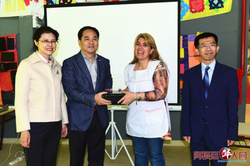 阿根廷布市中西文雙語公立學校獲贈學習用具。(阿根廷華人網(wǎng))