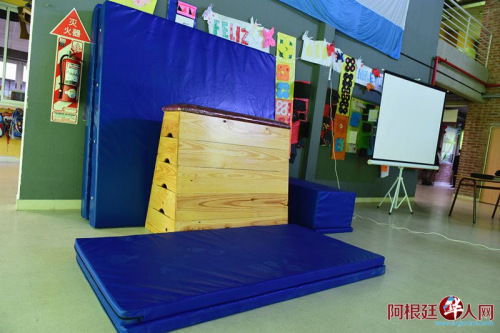 使館向?qū)W校贈送的投影儀、體育器材等學習用具。