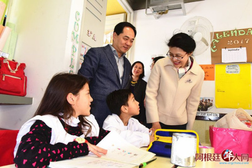 阿根廷布市中西文雙語公立學校獲贈學習用具。(阿根廷華人網(wǎng))