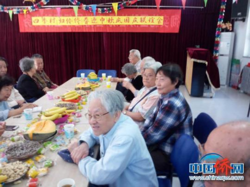 天津大學四季村社區(qū)歸僑僑眷舉辦迎兩節(jié)聯(lián)誼會。鐘欣 攝