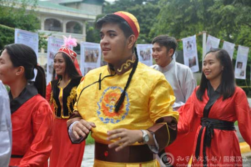 身著民族服飾的菲律賓男孩。（國家漢辦網(wǎng)站圖片）