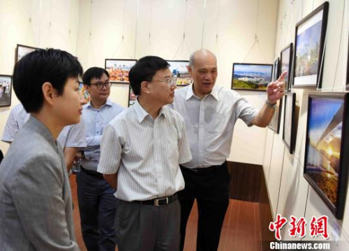 此次展覽共展出近120幅展示香港多姿多彩的城市面貌、美景、美食以及未來發(fā)展藍(lán)圖的攝影作品，吸引觀展閩港嘉賓的目光。　記者劉可耕　攝