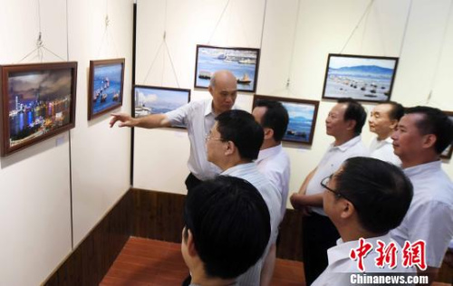 此次展覽共展出近120幅展示香港多姿多彩的城市面貌、美景、美食以及未來發(fā)展藍(lán)圖的攝影作品，吸引觀展閩港嘉賓的目光?！∮浾邉⒖筛z